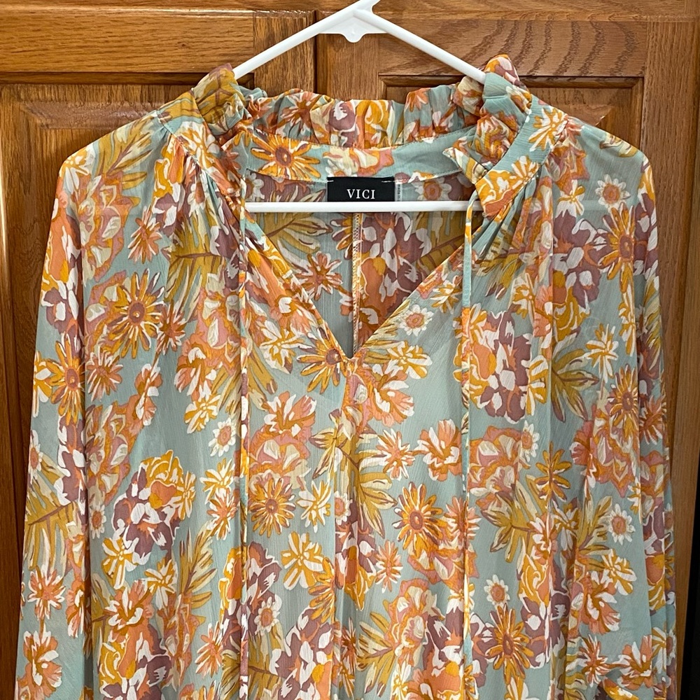 NWOT Vici Maxi Dress. Size small.